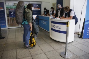 Emotivos reencuentros familiares en Tucumán tras el arribo del primer vuelo en siete meses | Nacionales