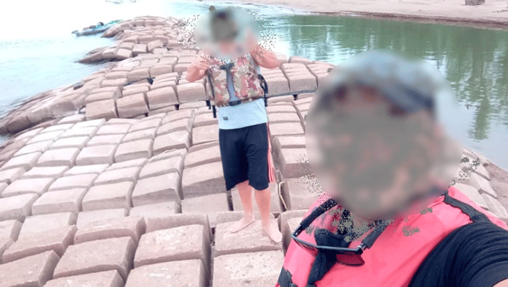 Kayakistas parados sobre la "manta protectora" del túnel subfluvial | Información General