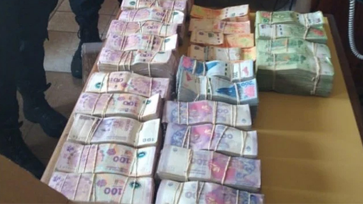 Llevaba 7,6 millones de pesos en el baúl del auto y lo detuvieron | Noticias