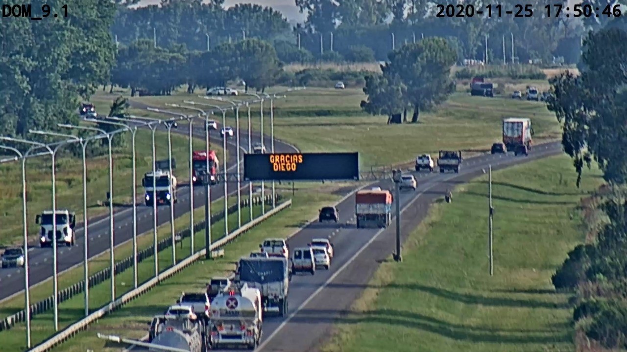 Homenaje a Maradona en la Autopista Santa Fe-Rosario | Noticias