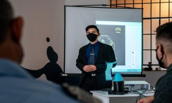 Un joven santafesino creó una lámpara sanitizante contra el Covid-19 | Información General