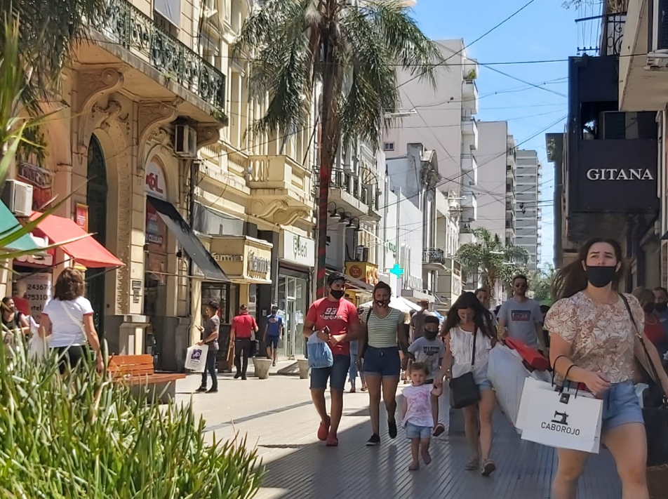 Intenso movimiento en el centro y colas en los supermercados en la mañana de hoy | Noticias
