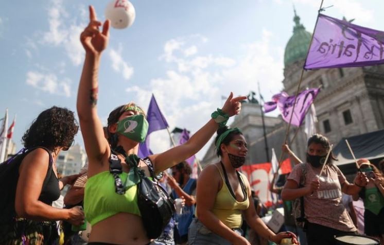 Cientos de personas comienzan a llegar al Congreso mientras se debate la IVE | Noticias