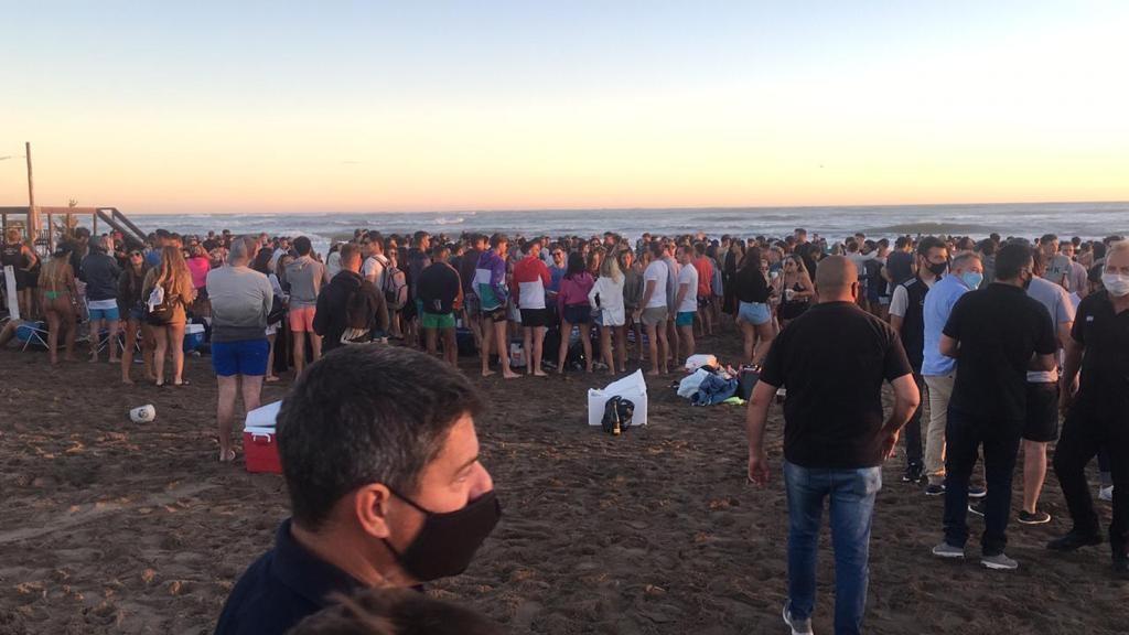 Cierran preventivamente el ingreso a una playa en Mar del Plata por la aglomeración de jóvenes | Nacionales