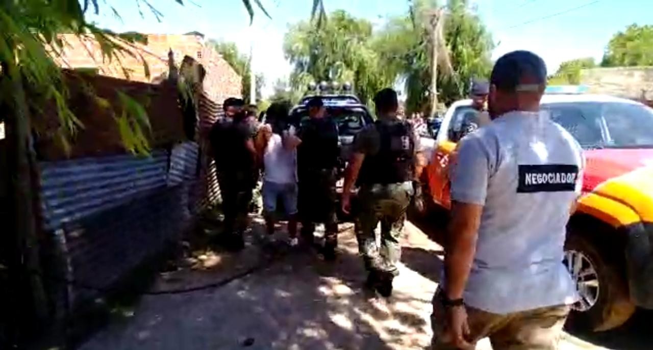 Video: golpeó a su mujer, tomó de rehén a su cuñada y se atrincheró | Noticias