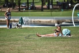 Sábado soleado y caluroso en la ciudad | Información General