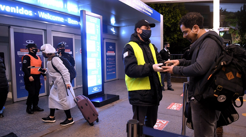 El Gobierno formalizó la restricción de vuelos a Estados Unidos, Europa y Brasil | Nacionales