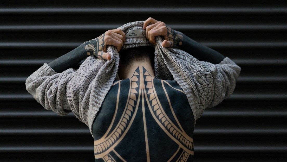 Un hombre se extirpa la nariz, el labio y las orejas para parecerse a un "alienígena negro" | Redes