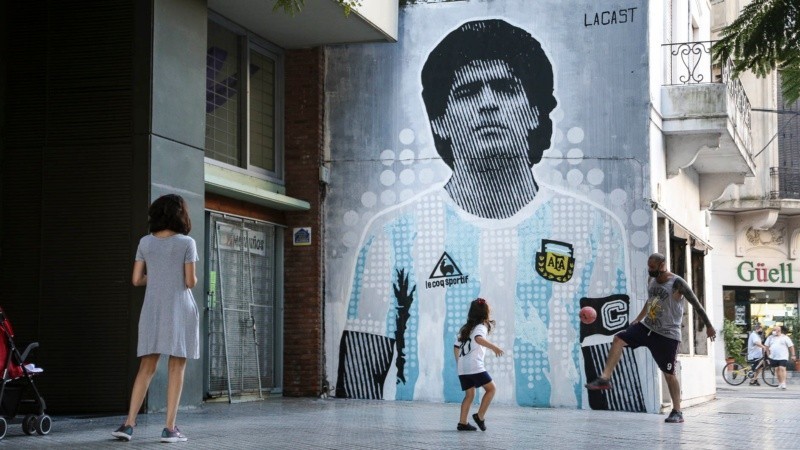 Un rosarino pintó un mural en homenaje a Diego Maradona | Información General