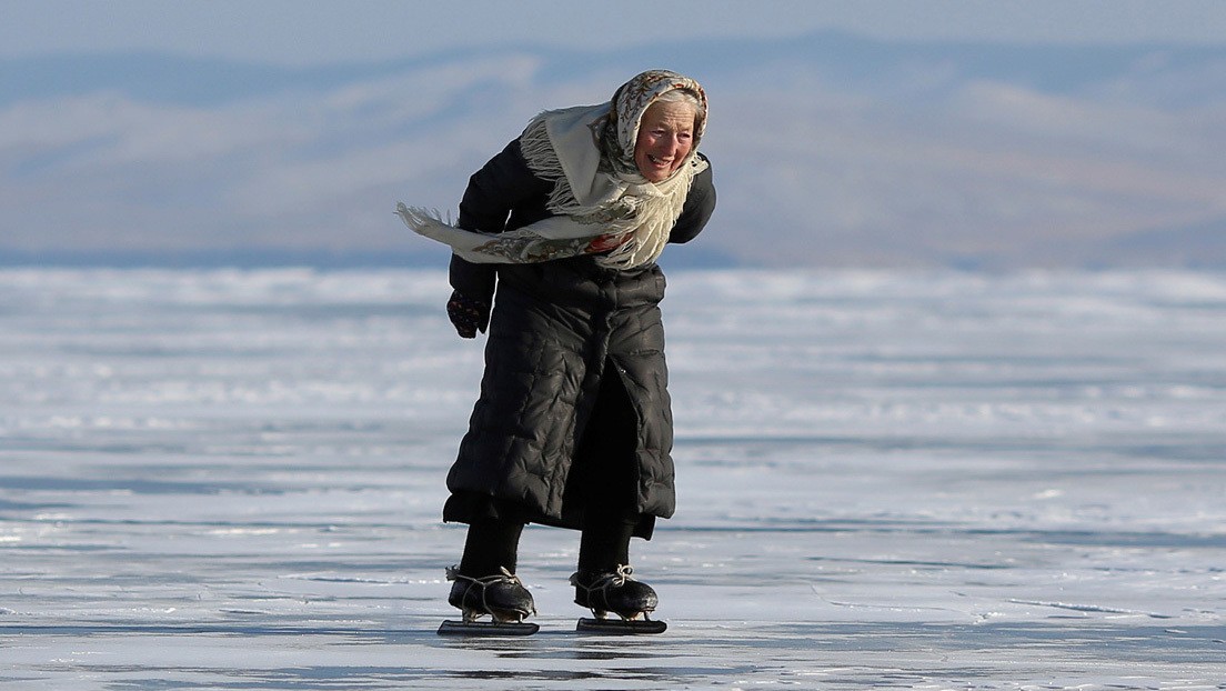 Abuela rusa se pasea por el hielo del Baikal en patines de fabricación casera | Redes