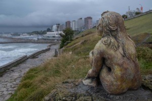 Buscan en Mar del Plata a la o el artista que instaló una escultura anónima frente a la costa | Nacionales