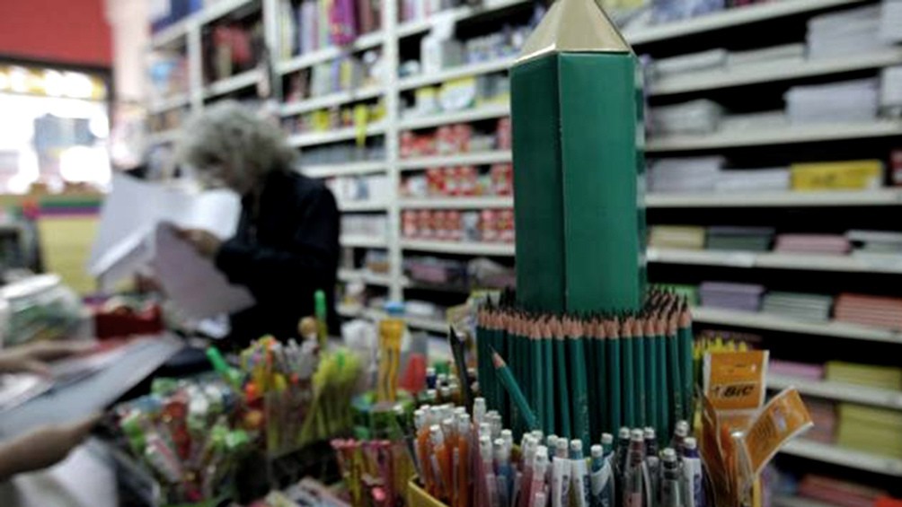 "Regreso a clases digno": movimientos sociales salen a controlar precios de útiles | Nacionales