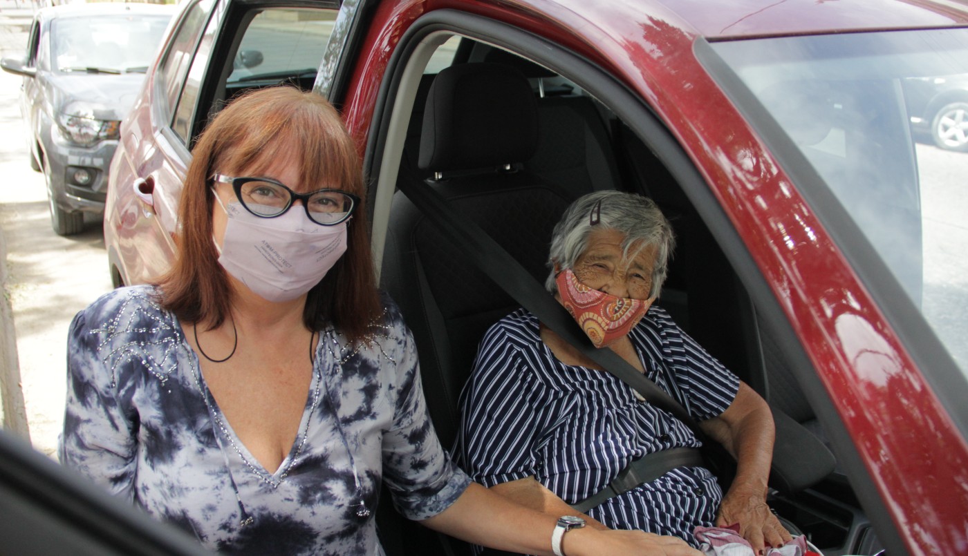 Celia Arena acompañó a Otilia Acuña a vacunarse contra el Covid-19 | Noticias