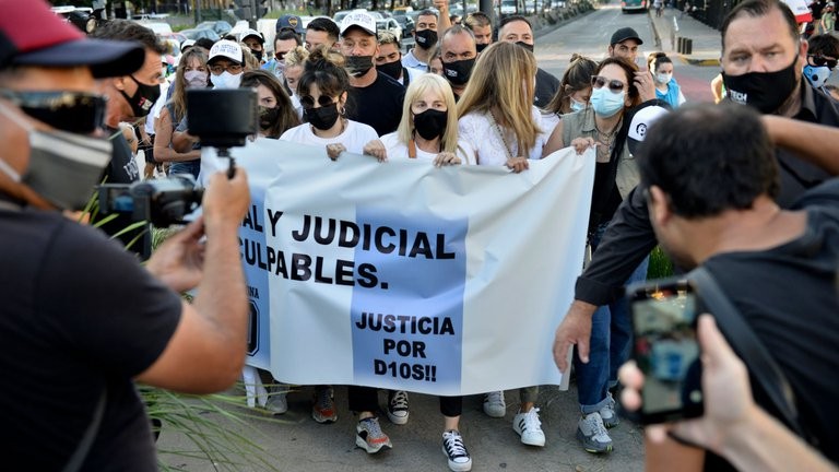 Dalma, Gianinna y Claudia participaron de la marcha por Diego Maradona | Deportes