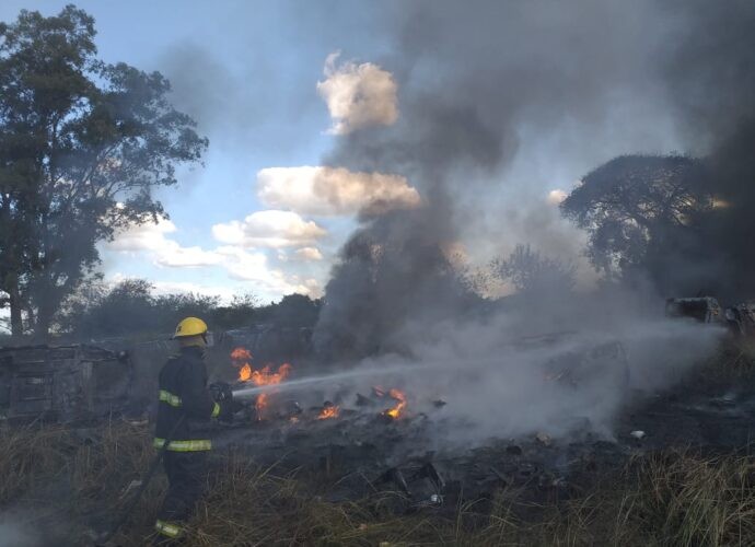 Fuego en un desarmadero de Recreo: se incendiaron cerca de 25 autos | Noticias