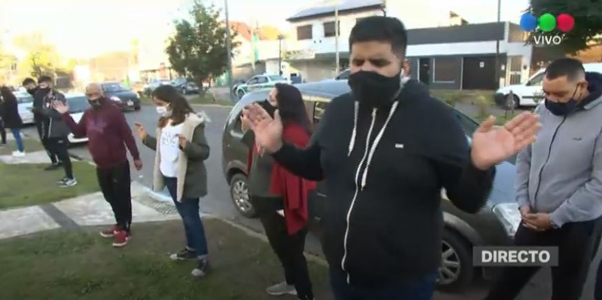 Recuperados de Covid rezan por los pacientes internados en la vereda del hospital | Nacionales