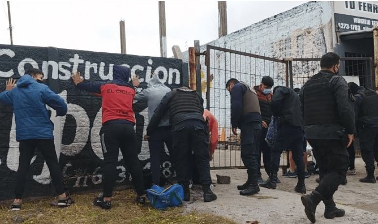 Jugaban un "picado" clandestino a metros de una garita policial y terminaron en la comisaría | Nacionales