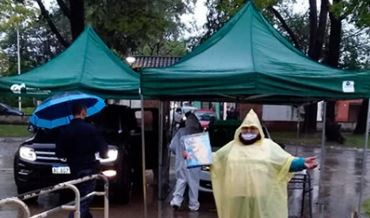 Una persona que fue a vacunarse donó 30 pares de botas de lluvia a los agentes sanitarios | Nacionales