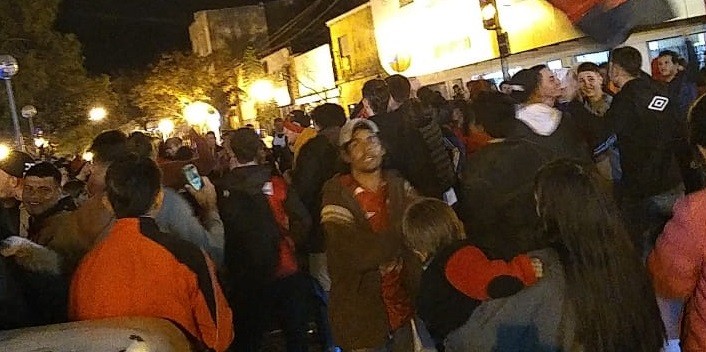 Pese a las restricciones, hinchas de Colón coparon las calles de la ciudad | Deportes