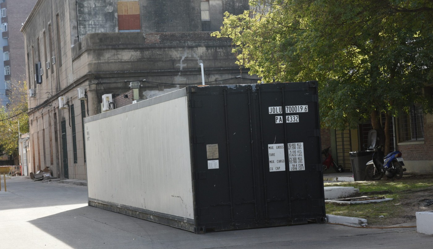 Ante una posible saturación de la morgue, instalaron un contenedor térmico en el Hospital Cullen | Noticias