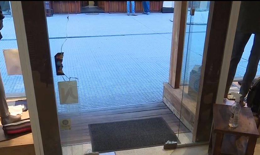 Rompió la vidriera, eligió prendas a gusto y se marchó: todo en plena Peatonal | Noticias