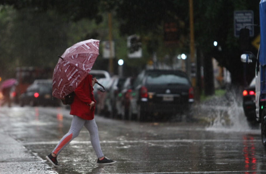 Lunes con viento fuerte, lluvia y descenso de la temperatura en la ciudad | Información General