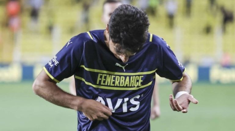 Insólito: metió un gol, quiso besar el escudo en el festejo y no lo encontró | Deportes