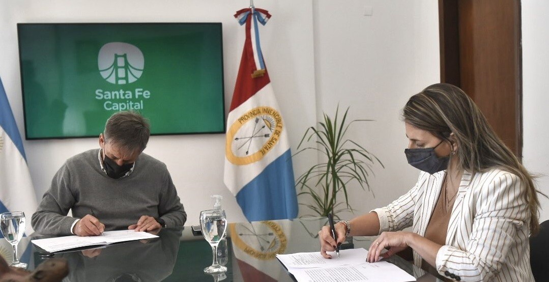 Jatón rubricó el contrato para colocar iluminación en barrios Roma y Fomento 9 de Julio | Información General