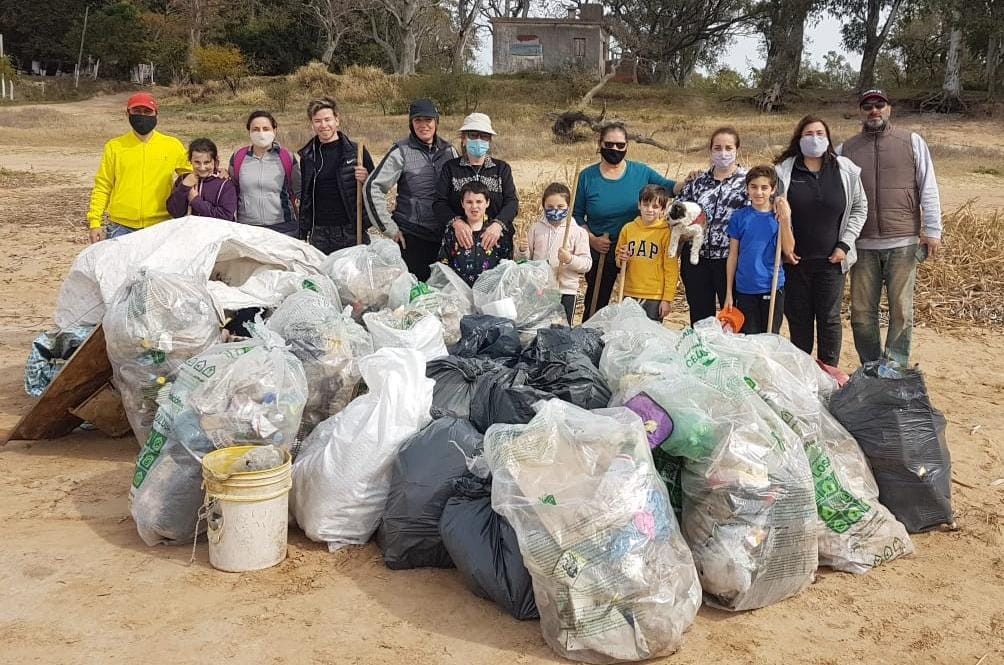 Jornada solidaria: vecinos autoconvocados limpiaron la playa de El Chaquito | Juntos y solidarios