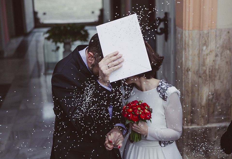 Insólito: concurrió al registro civil para hacer trámites, se resbaló al pisar arroz que arrojaron en un casamiento y se quebró | Nacionales