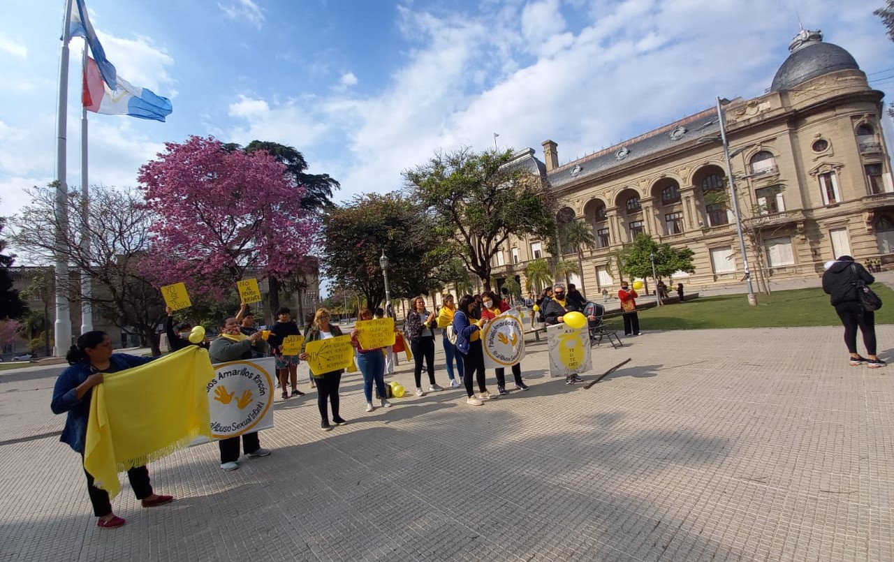 Integrantes de Pañuelos Amarillos se manifestaron frente a Tribunales | Igualdad y Género