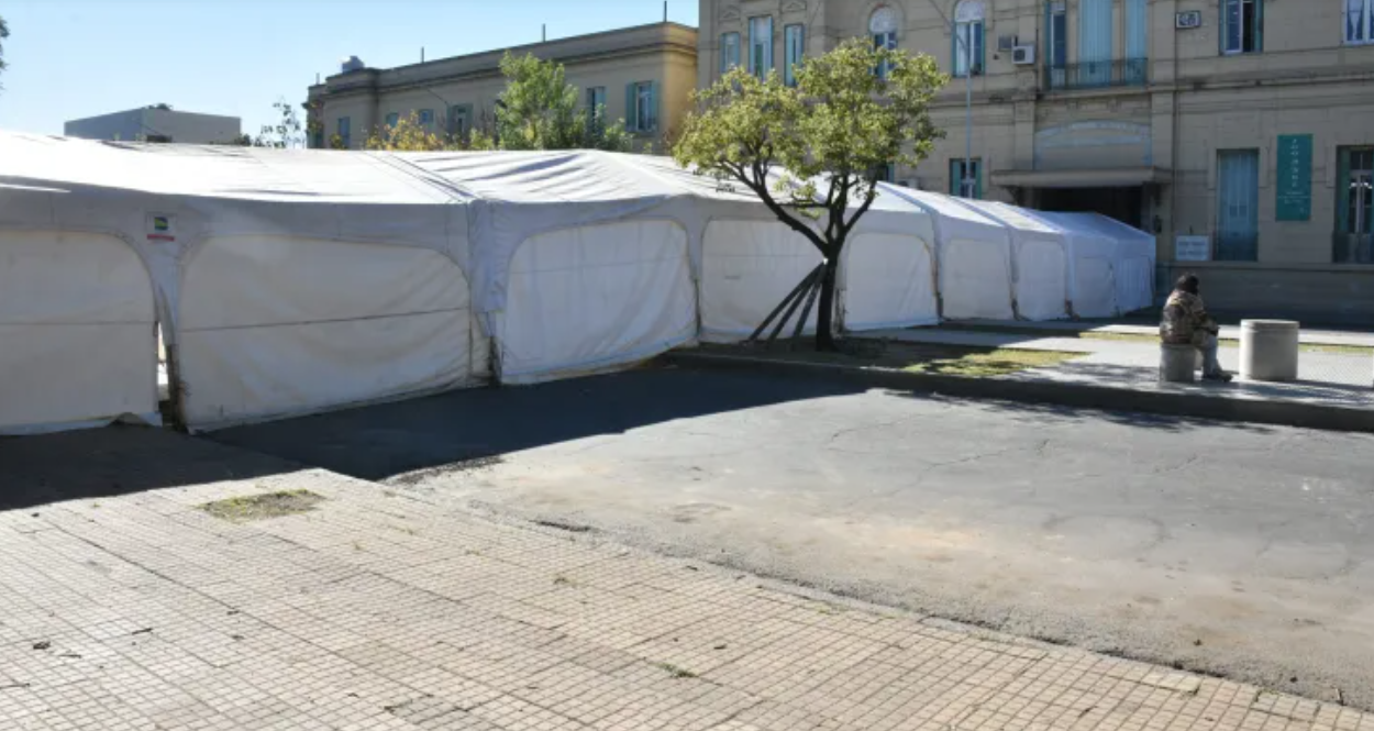 Pese al reclamo de comerciantes, no se levantará la manga del Hospital Cullen | Noticias