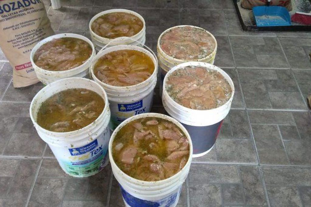 Clausuraron una fábrica de milanesas que almacenaba los preparados en tachos de pintura | Nacionales
