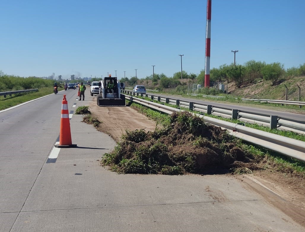 Realizan tareas de perfilado de banquinas en la Circunvalación Oeste | Información General