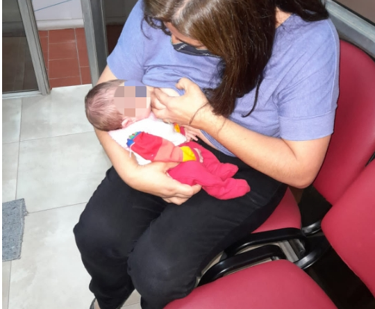 Gesto de amor: una comisario dio de amamantar a una bebé que llevaba horas sin ser alimentada | Noticias