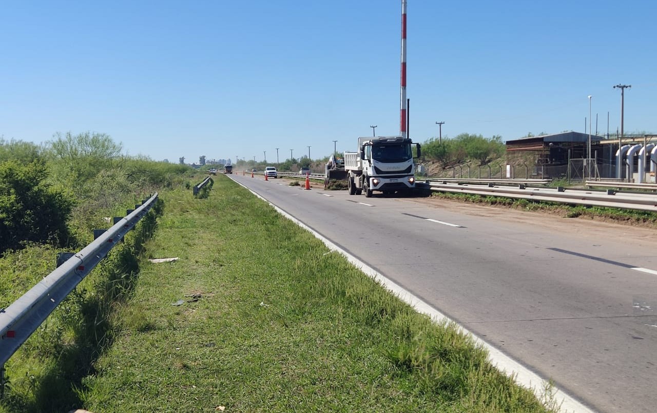 Realizan tareas de perfilado de banquinas en Circunvalación Oeste | Información General