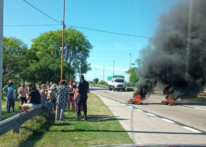Vecinos de barrio Centenario protestan por una obra inconclusa | Noticias