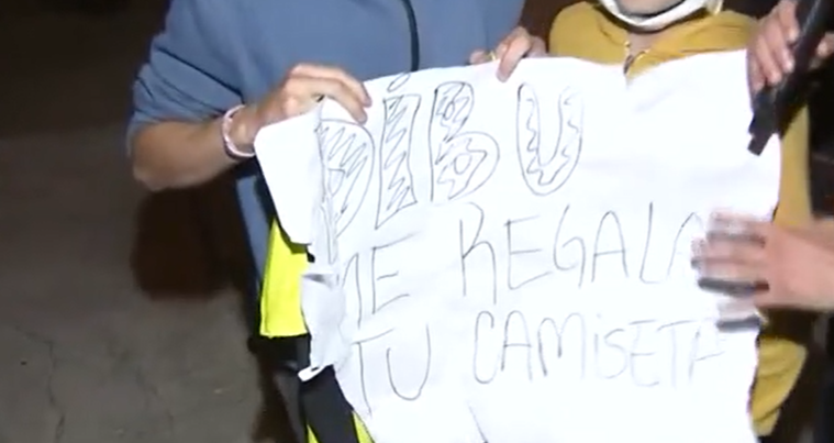 La insólita historia del nene que se llevó una camiseta autografiada por toda la Selección Argentina | Deportes