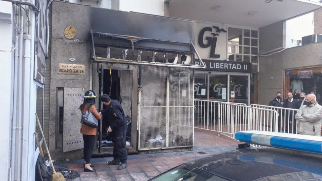 Dos desconocidos incendiaron la sede de Rosario Central | Deportes