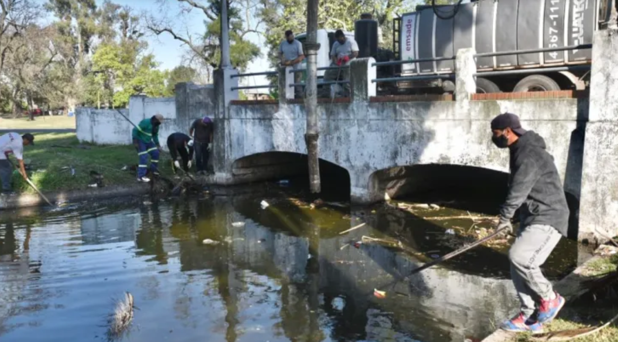 Comenzaron hoy los operativos para sanear los lagos del Parque Garay | Noticias