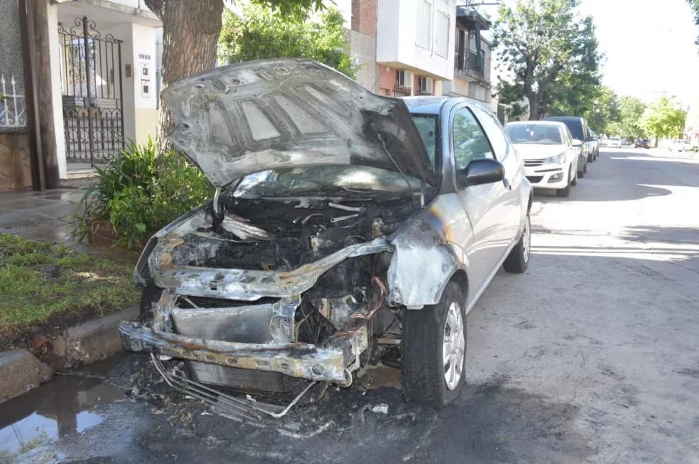Ordenaron prisión preventiva para los tres acusados de incendiar autos en Santa Fe | Judiciales