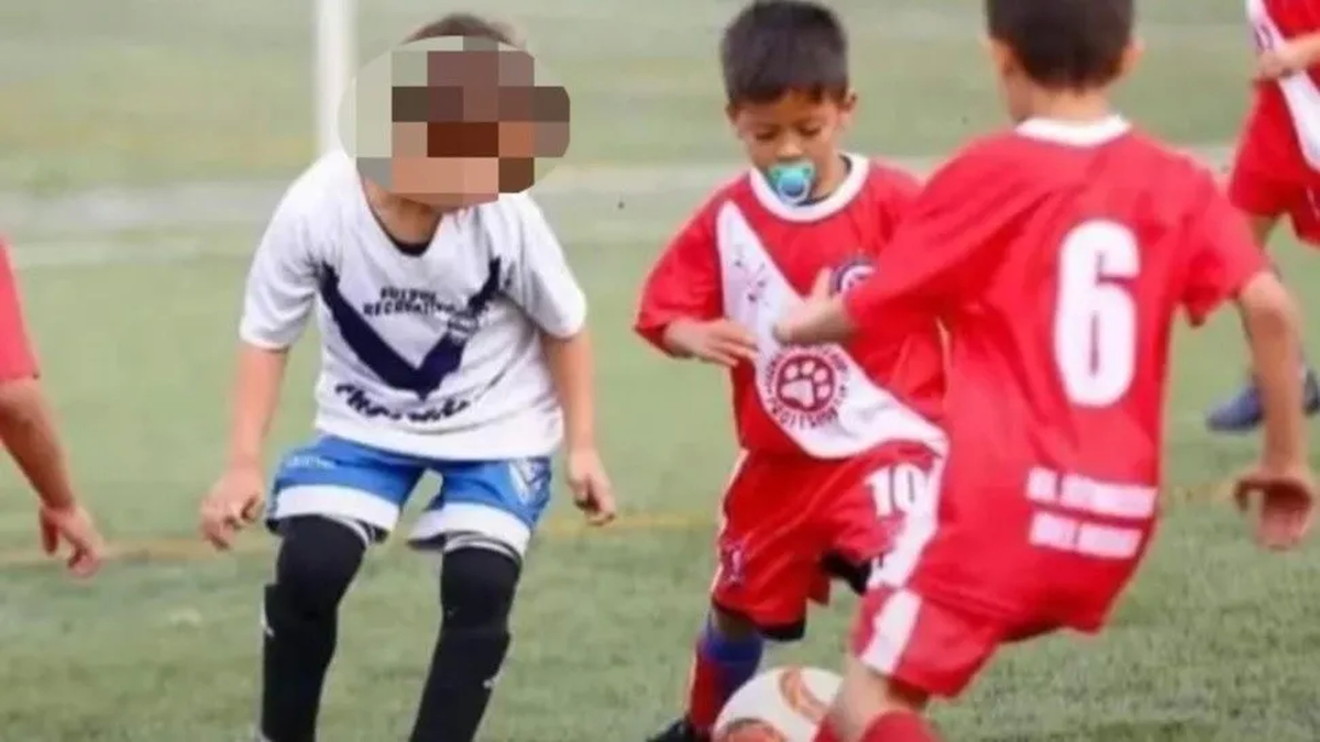 La historia del nene de 6 años que juega al fútbol con chupete | Deportes