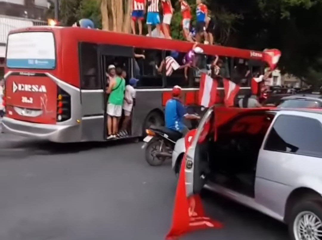 Fotos y videos: Así festejaron los hinchas y jugadores tatengues tras el triunfo | Deportes