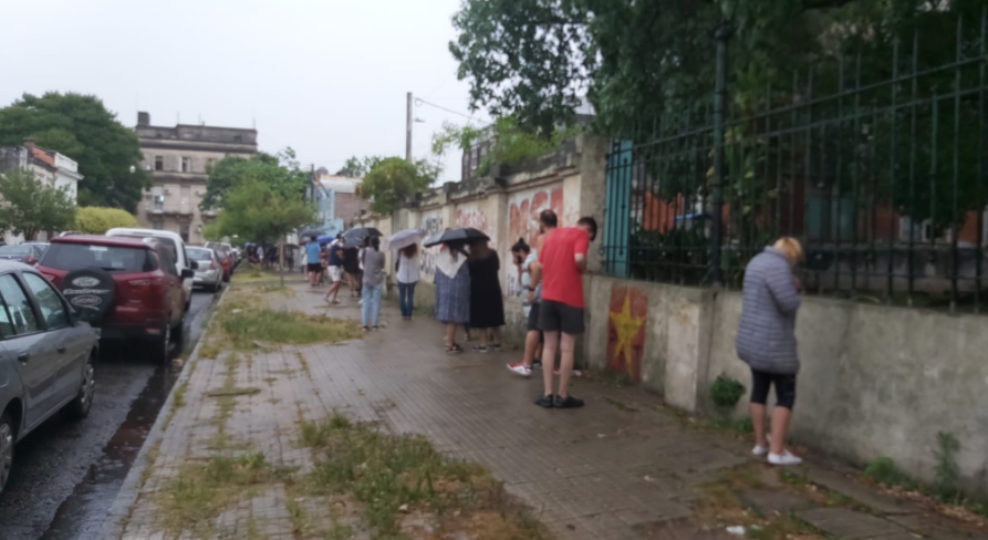 A pesar de la lluvia, en los centros de testeo hay filas desde la madrugada | Noticias