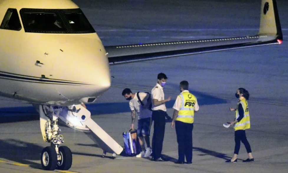 Messi partió rumbo a París luego de estar aislado por tener Covid-19 | Deportes