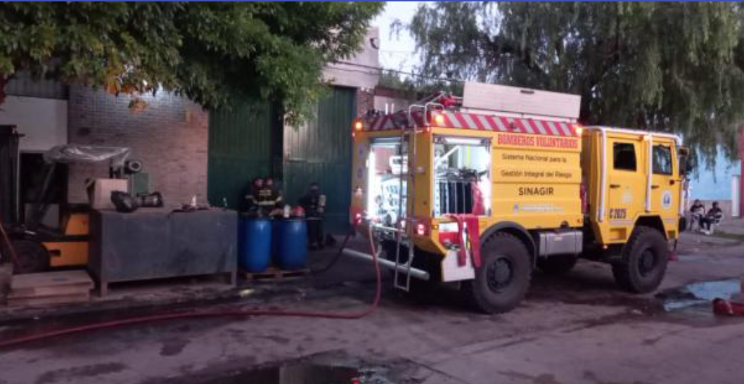 Se incendió una fábrica de snacks en barrio Santa Lucía | Noticias