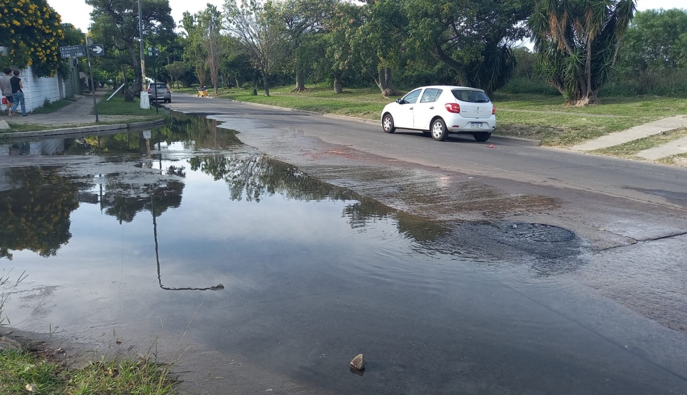Barrio El Pozo: Reclamo de vecinos por pérdida de agua en calles y anegamientos | Información General