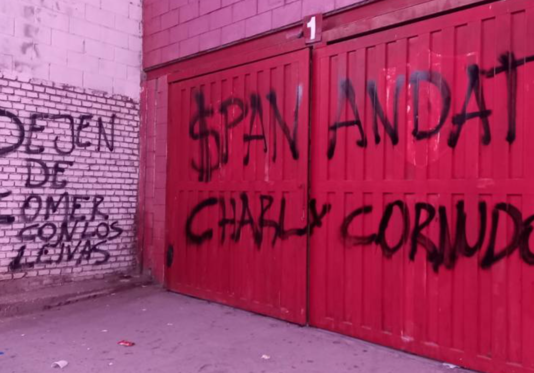Unión: Aparecieron pintadas sugerentes en el ingreso de Cándido Pujato | Deportes