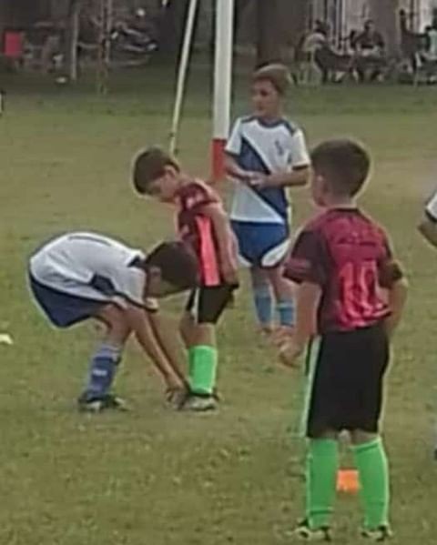 Ejemplo de fair play en frasco chico: Paró el partido para atarle los cordones al rival | Información General