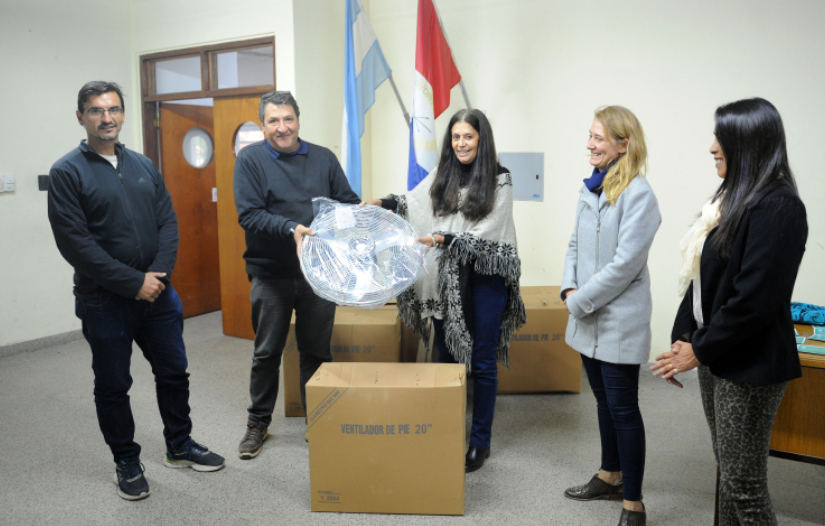 Sigue la entrega de equipamiento a distintas escuelas de la ciudad | Información General